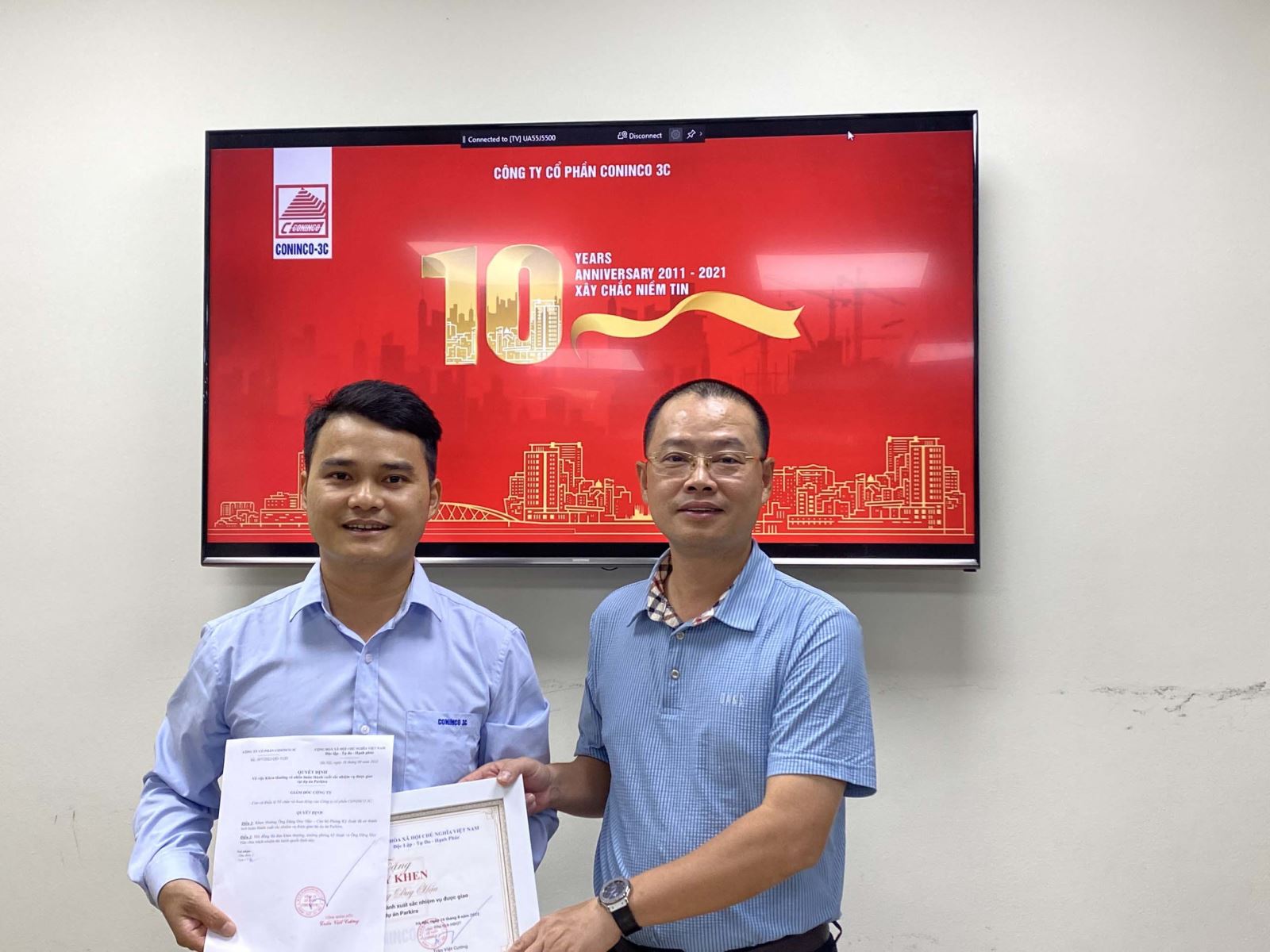 Tổng giám đốc Trần Việt Cường tặng đồng chí Hậu Quyết định và Bằng khen của Công ty